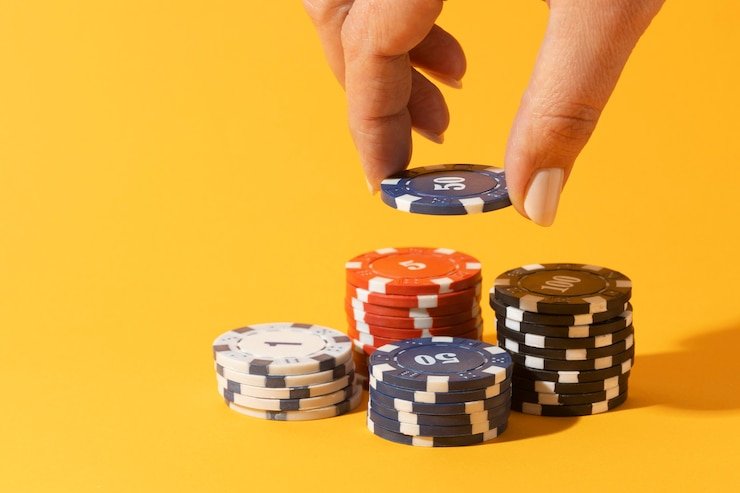 Dealer blackjack langsung di studio vegas77 dengan kartu dan chip
